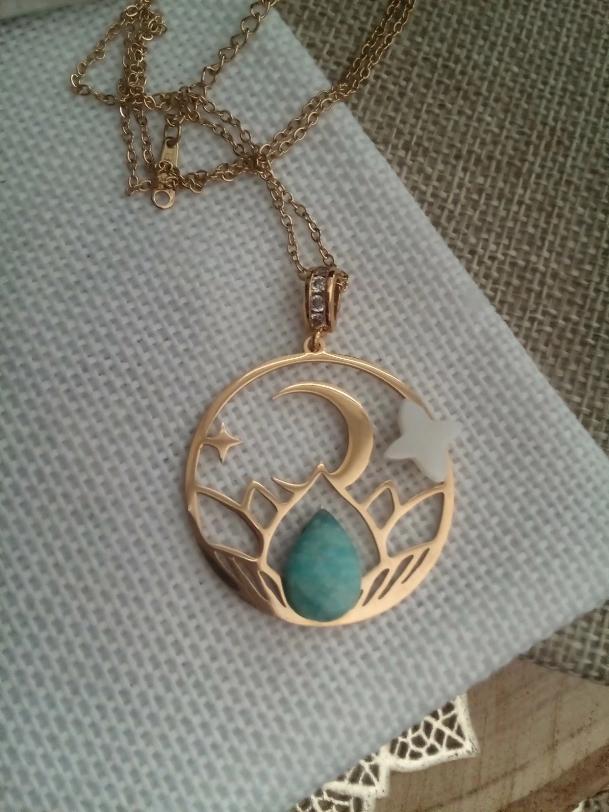 Collier médaillon lune et pierre naturelle d'amazonite